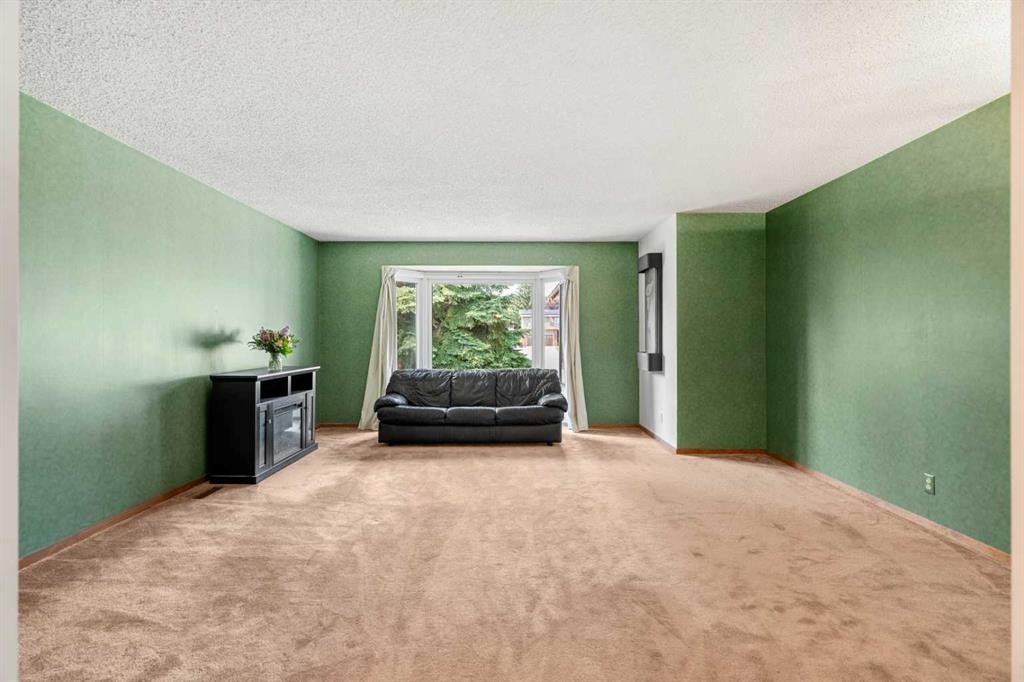 84 Deermoss Crescent Se, Calgary, AB - Indoor