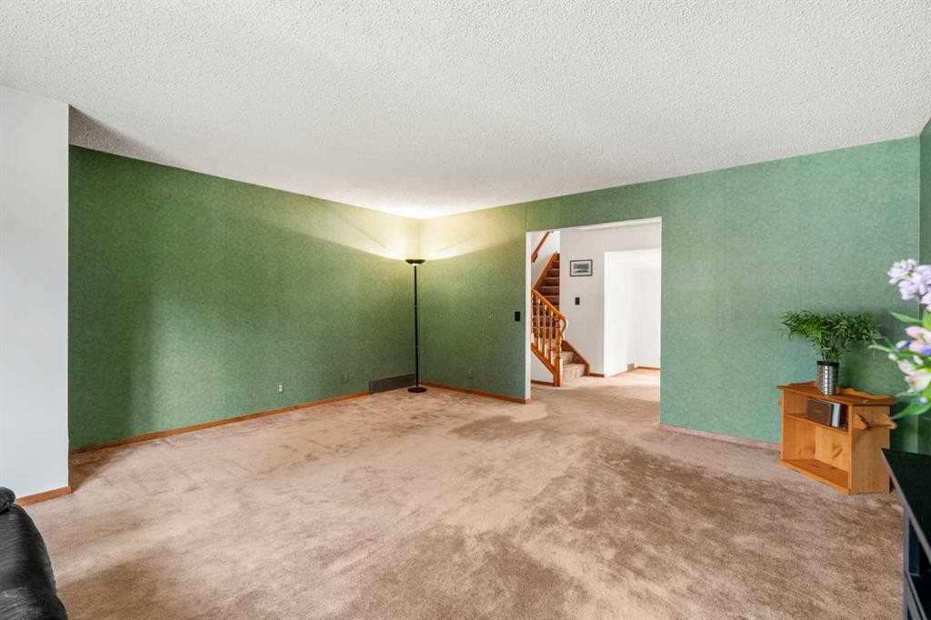 84 Deermoss Crescent Se, Calgary, AB - Indoor Photo Showing Other Room