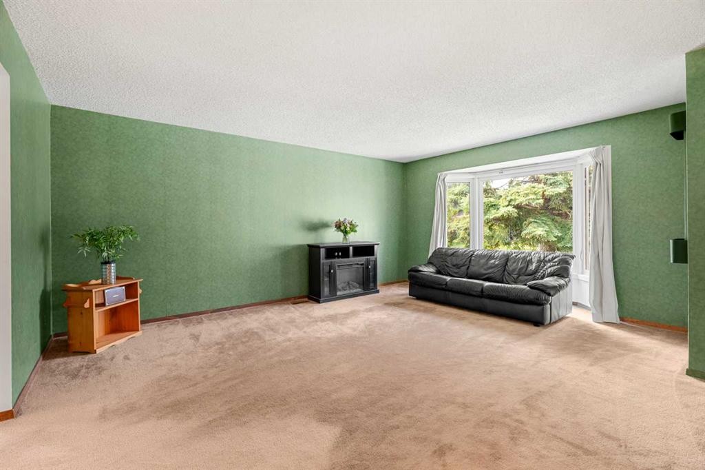 84 Deermoss Crescent Se, Calgary, AB - Indoor