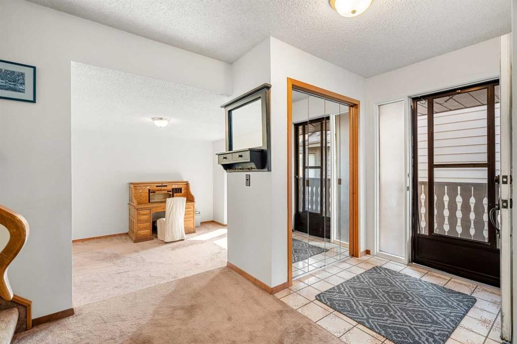 84 Deermoss Crescent Se, Calgary, AB - Indoor Photo Showing Other Room