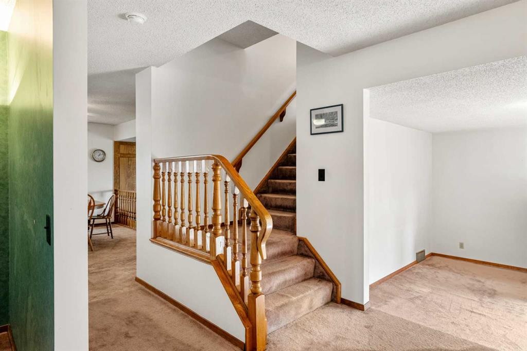 84 Deermoss Crescent Se, Calgary, AB - Indoor Photo Showing Other Room