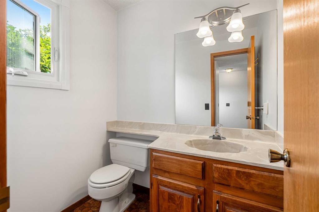 84 Deermoss Crescent Se, Calgary, AB - Indoor Photo Showing Bathroom