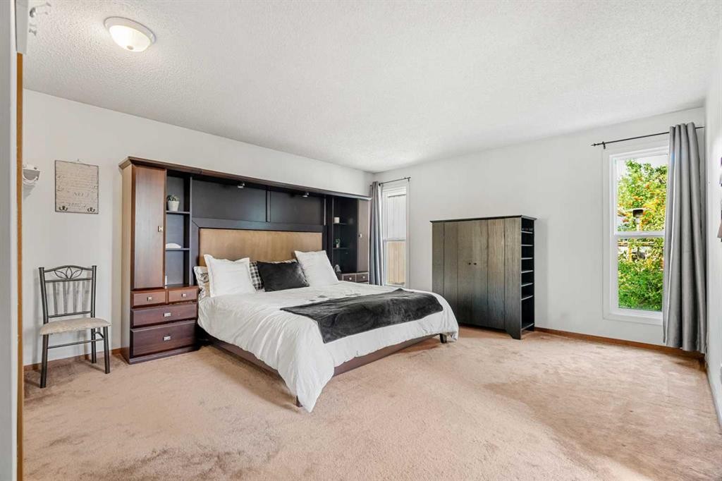 84 Deermoss Crescent Se, Calgary, AB - Indoor Photo Showing Bedroom