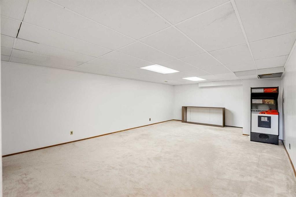 84 Deermoss Crescent Se, Calgary, AB - Indoor