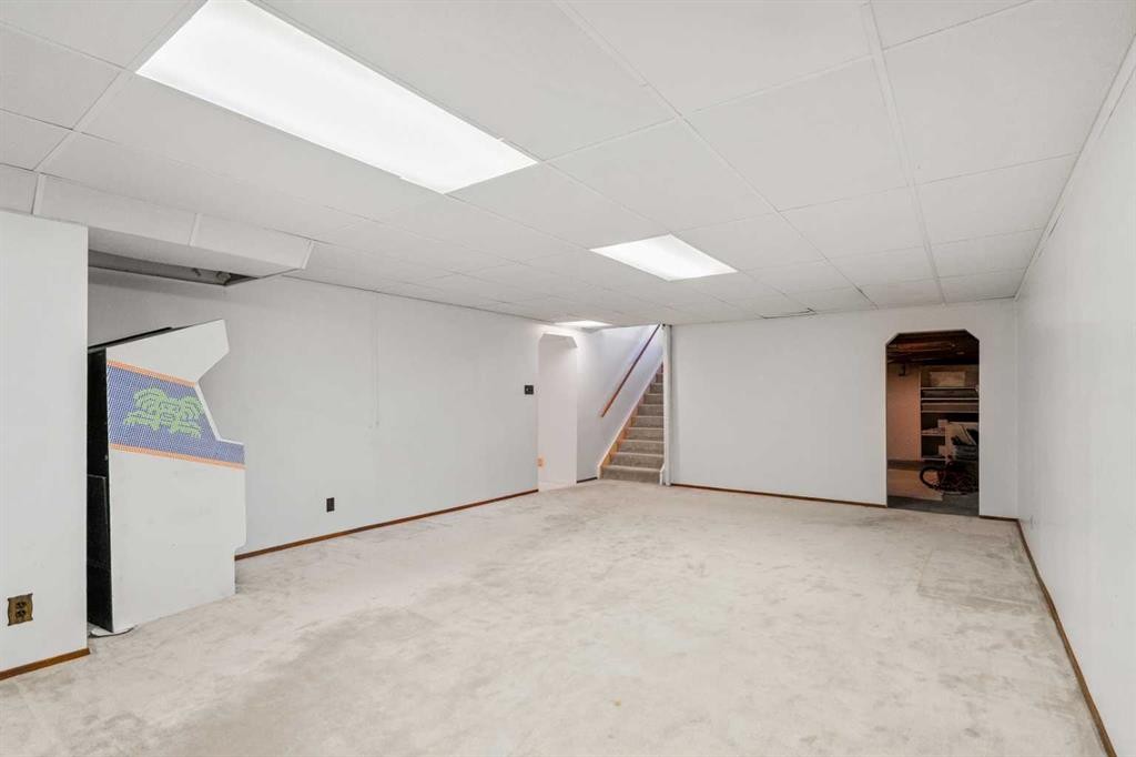 84 Deermoss Crescent Se, Calgary, AB - Indoor