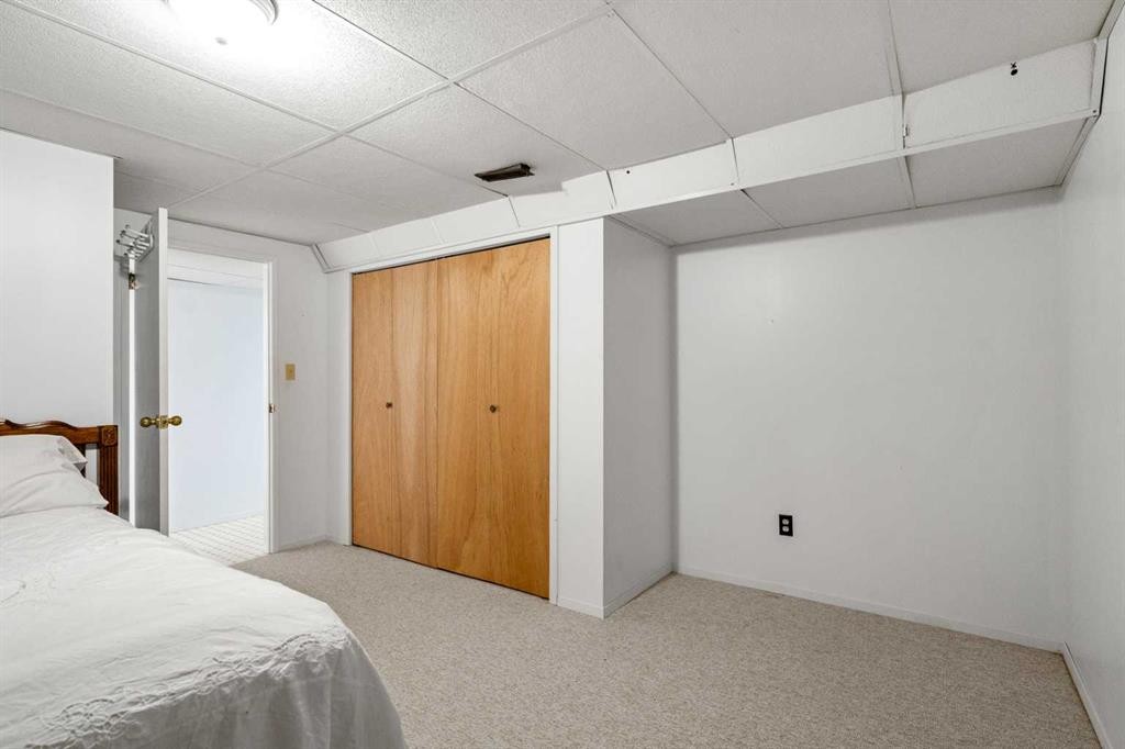 84 Deermoss Crescent Se, Calgary, AB - Indoor Photo Showing Bedroom