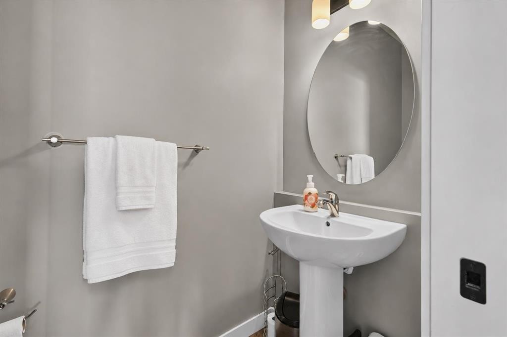 61 Hanson Lane Ne, Langdon, AB - Indoor Photo Showing Bathroom
