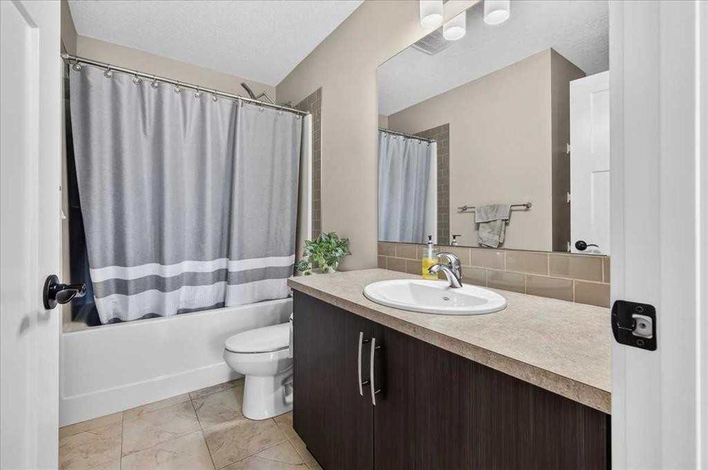 61 Hanson Lane Ne, Langdon, AB - Indoor Photo Showing Bathroom