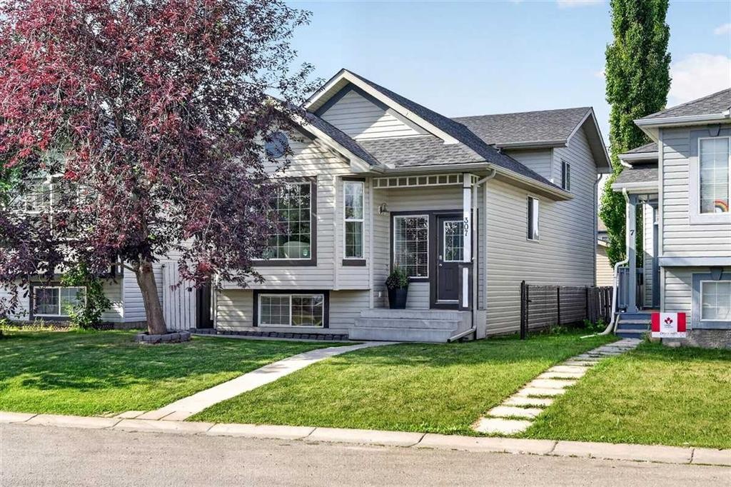307 Covehaven View Ne, Calgary, AB - Outdoor With Facade
