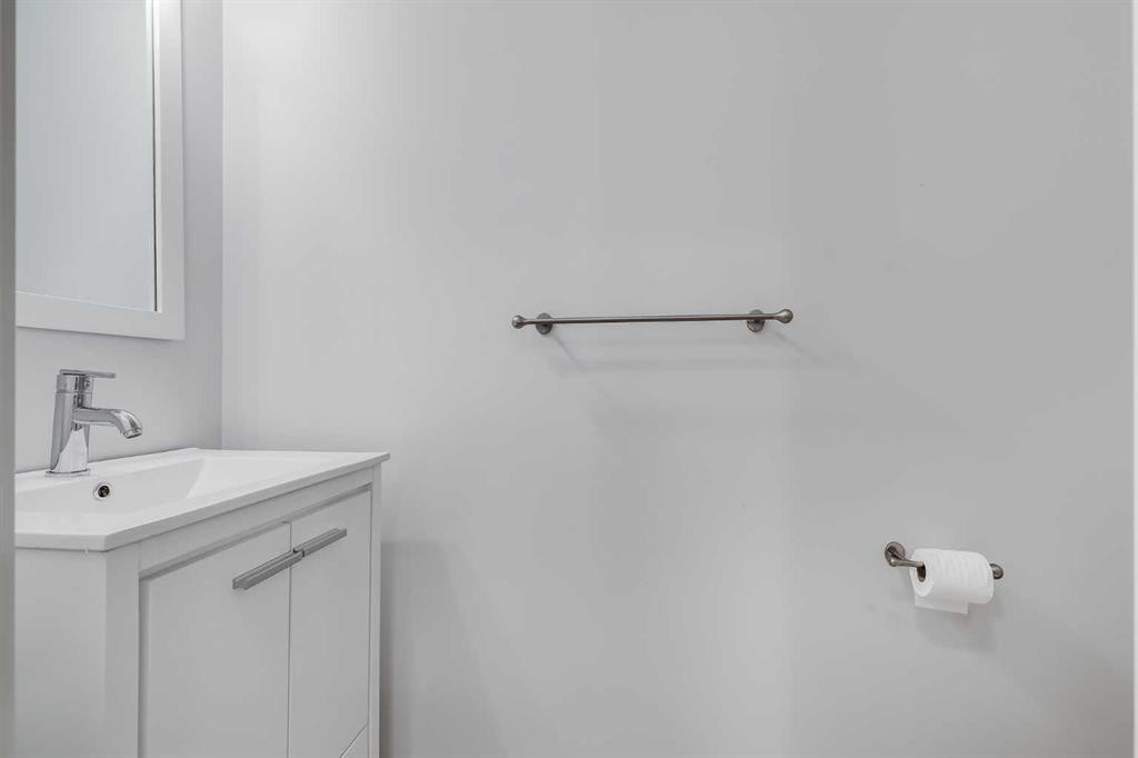 37 Cranleigh Heath Se, Calgary, AB - Indoor Photo Showing Bathroom