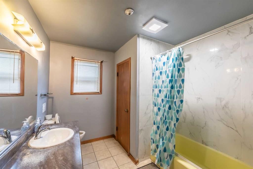 2628 Capitol Hill Crescent Nw, Calgary, AB - Indoor Photo Showing Bathroom