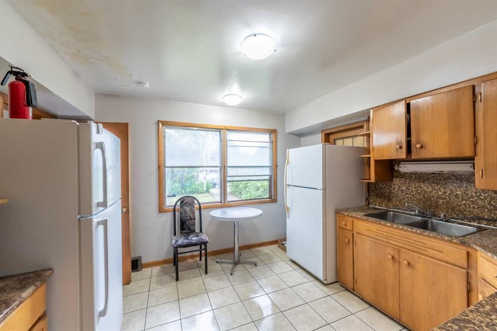 2628 Capitol Hill Crescent Nw, Calgary, AB - Indoor Photo Showing Kitchen With Double Sink