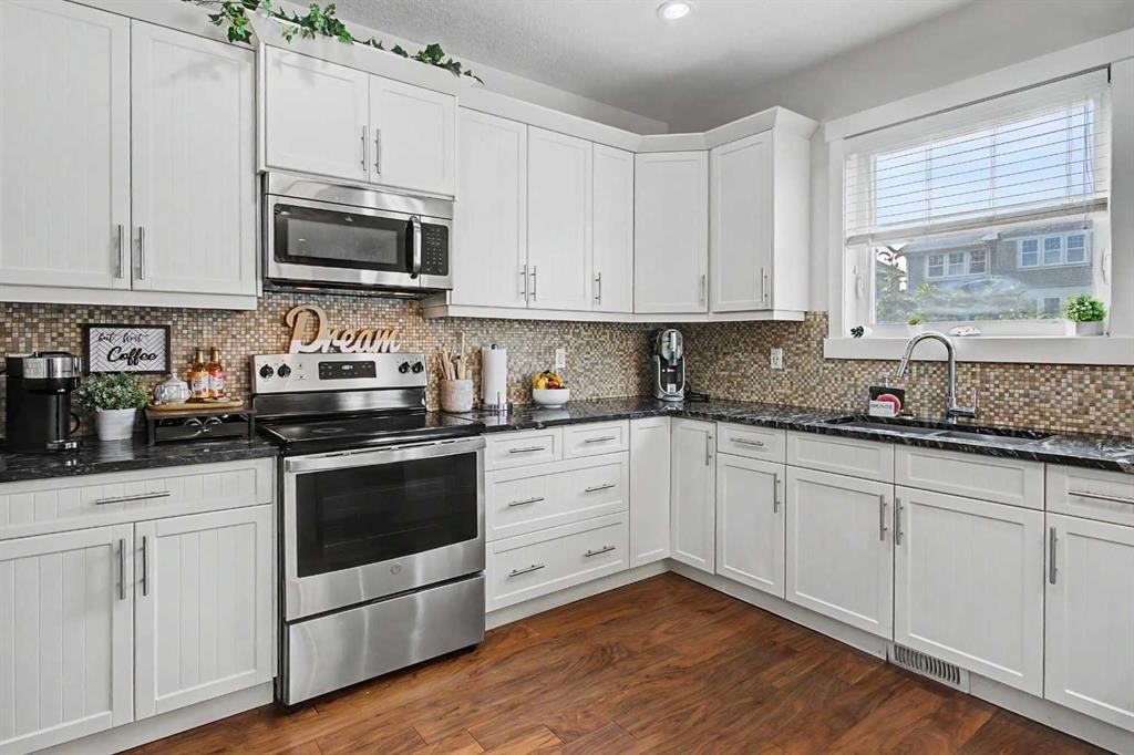 2 Baywater Cape, Airdrie, AB - Indoor Photo Showing Kitchen With Upgraded Kitchen