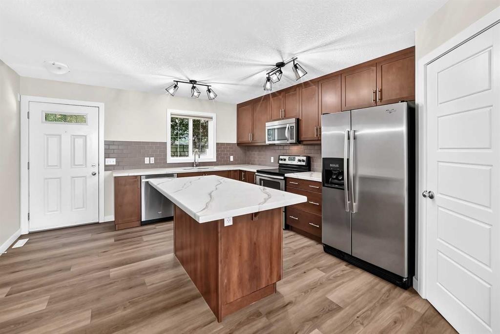 86 Pantego Lane Nw, Calgary, AB - Indoor Photo Showing Kitchen With Upgraded Kitchen