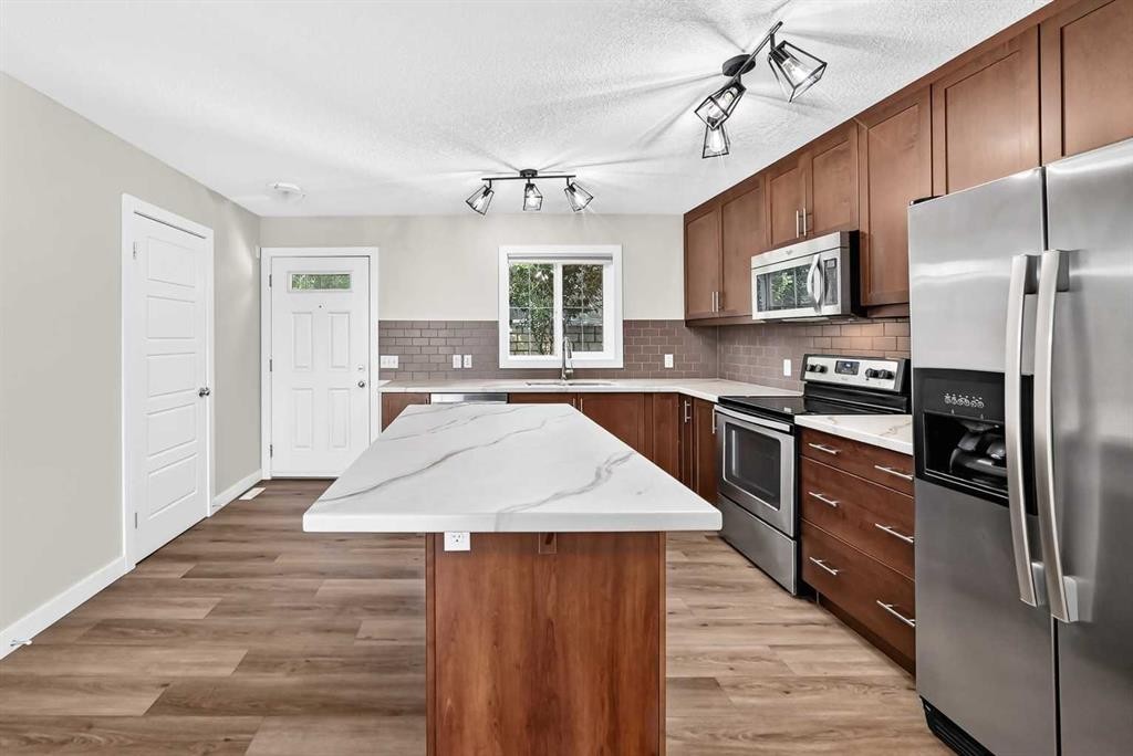 86 Pantego Lane Nw, Calgary, AB - Indoor Photo Showing Kitchen With Upgraded Kitchen