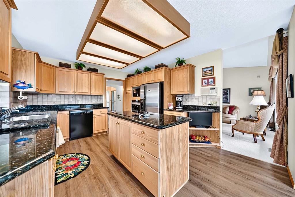 36 Sunset Way, Priddis Greens, AB - Indoor Photo Showing Kitchen