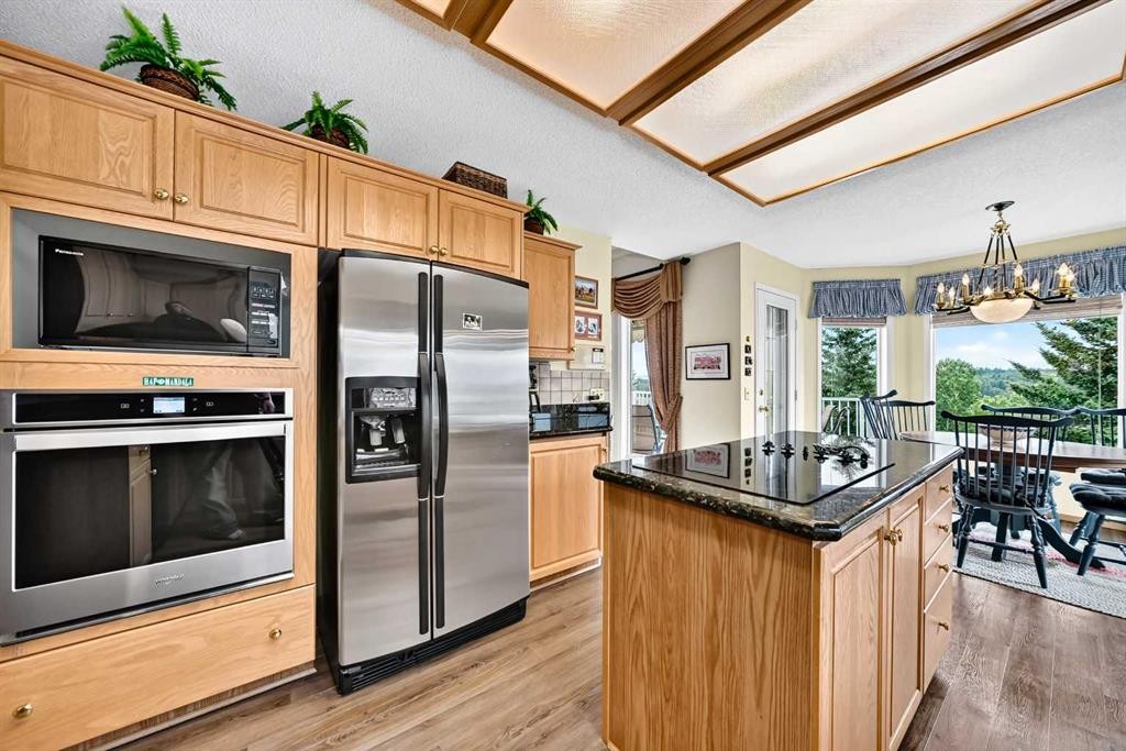 36 Sunset Way, Priddis Greens, AB - Indoor Photo Showing Kitchen