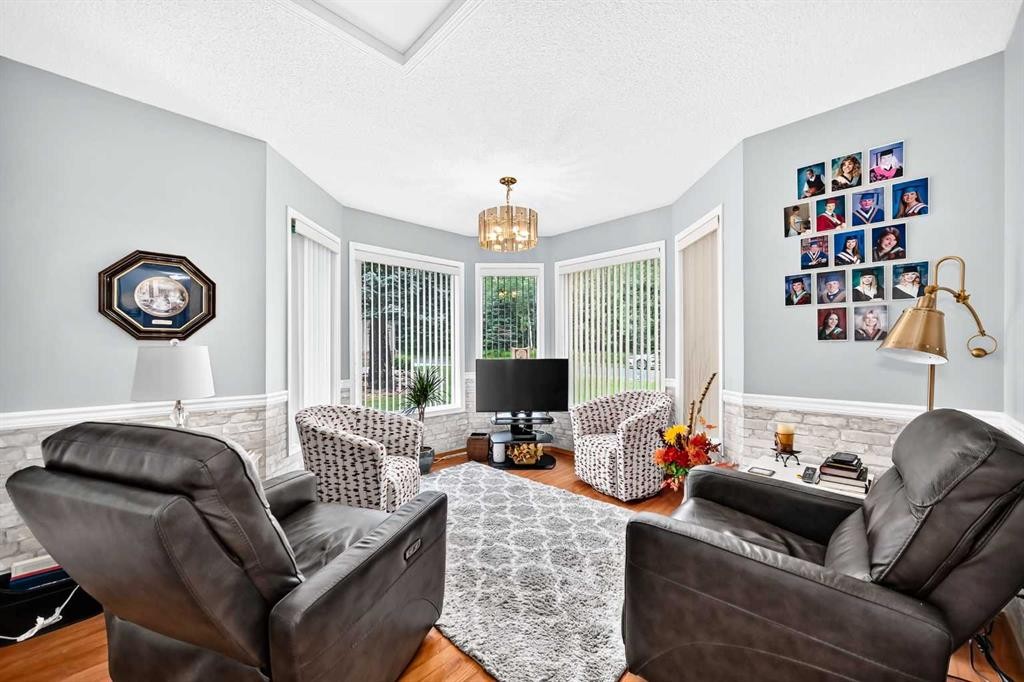 36 Sunset Way, Priddis Greens, AB - Indoor Photo Showing Living Room