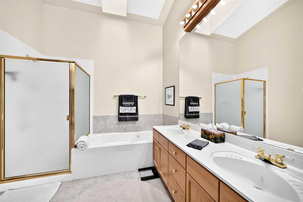 36 Sunset Way, Priddis Greens, AB - Indoor Photo Showing Bathroom