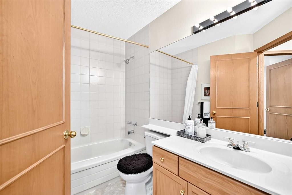 36 Sunset Way, Priddis Greens, AB - Indoor Photo Showing Bathroom