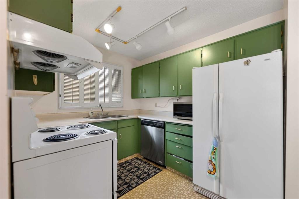 224 Berwick Way Nw, Calgary, AB - Indoor Photo Showing Kitchen