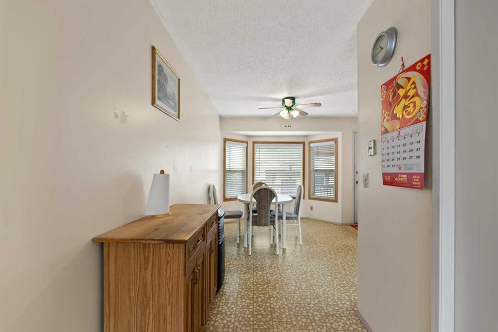 224 Berwick Way Nw, Calgary, AB - Indoor Photo Showing Other Room