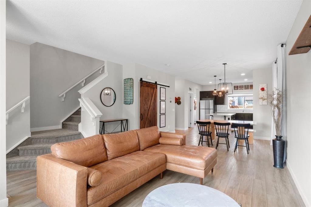 115 Wolf Willow Boulevard Se, Calgary, AB - Indoor Photo Showing Living Room