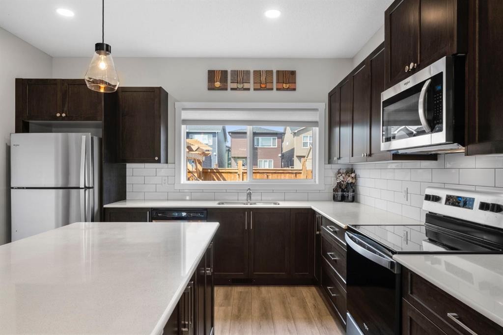115 Wolf Willow Boulevard Se, Calgary, AB - Indoor Photo Showing Kitchen With Stainless Steel Kitchen With Upgraded Kitchen