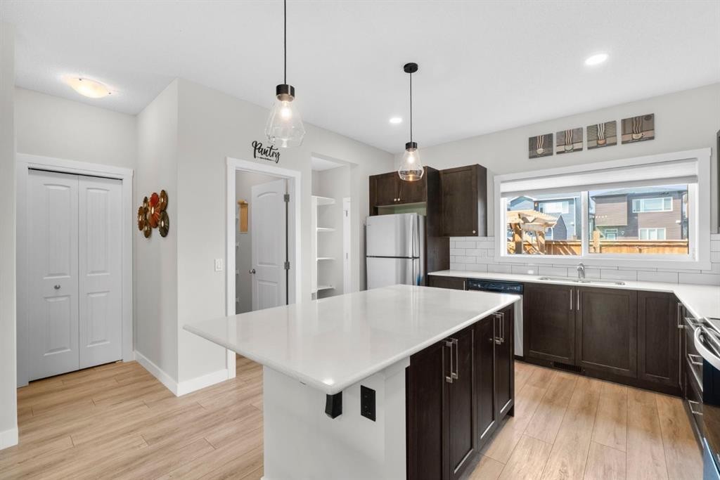 115 Wolf Willow Boulevard Se, Calgary, AB - Indoor Photo Showing Kitchen With Upgraded Kitchen