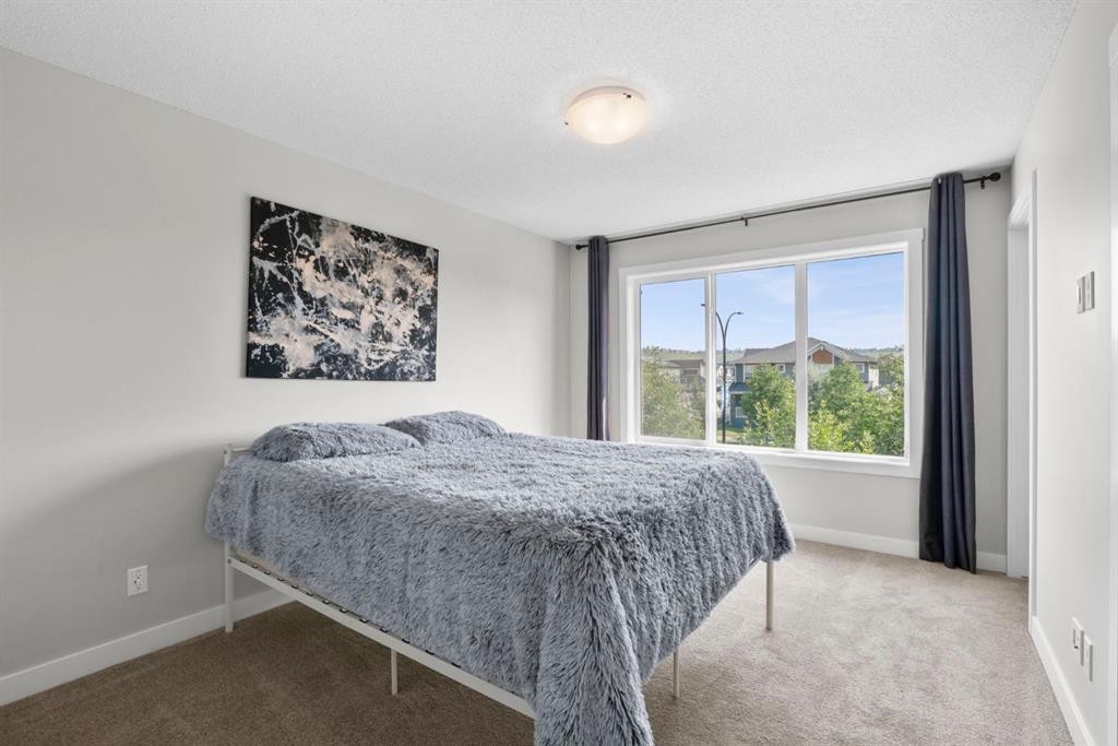 115 Wolf Willow Boulevard Se, Calgary, AB - Indoor Photo Showing Bedroom