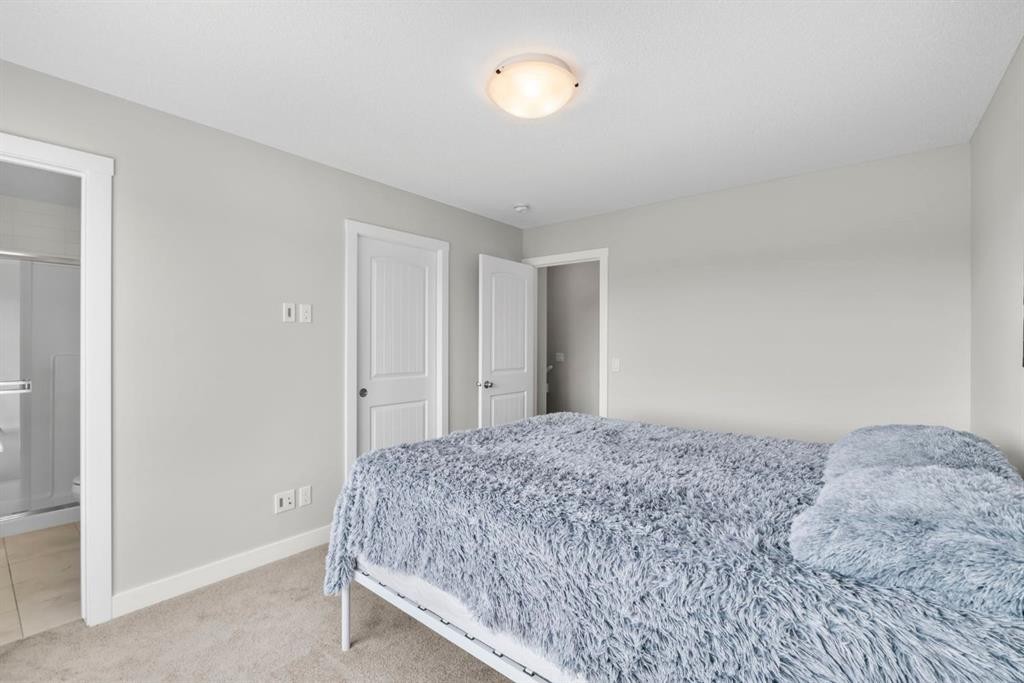 115 Wolf Willow Boulevard Se, Calgary, AB - Indoor Photo Showing Bedroom