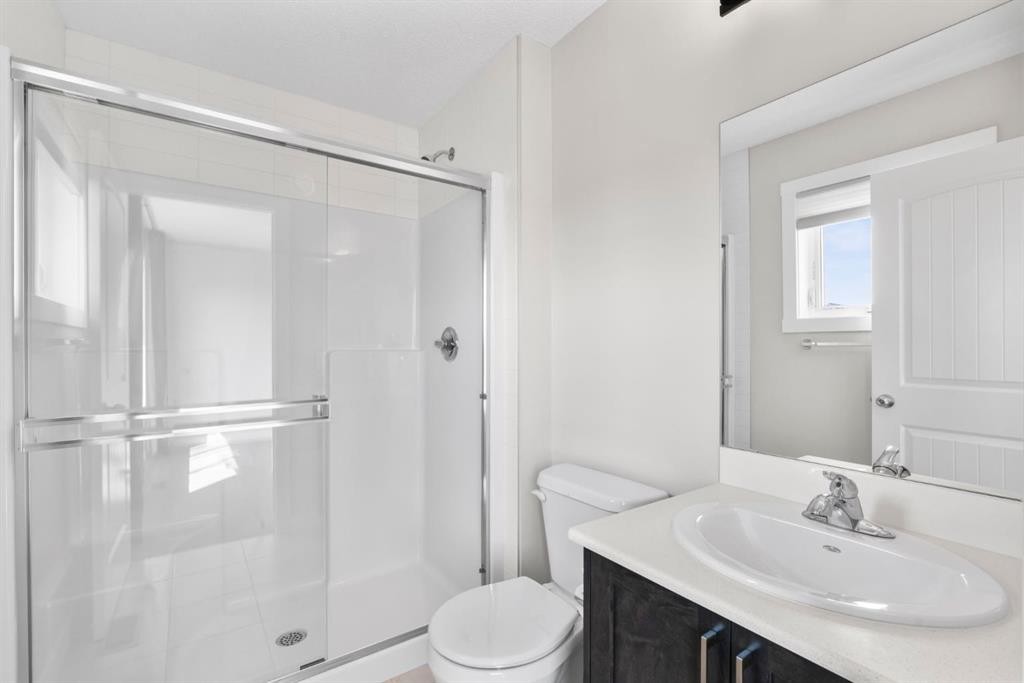115 Wolf Willow Boulevard Se, Calgary, AB - Indoor Photo Showing Bathroom