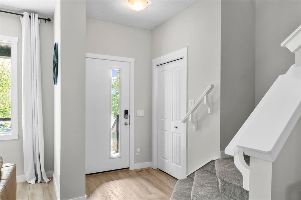 115 Wolf Willow Boulevard Se, Calgary, AB - Indoor Photo Showing Other Room
