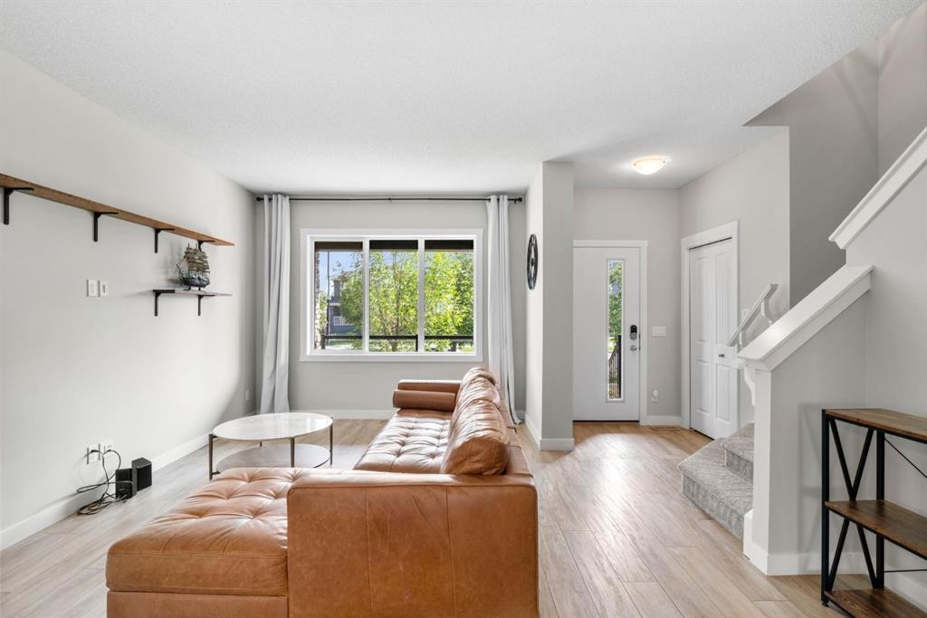 115 Wolf Willow Boulevard Se, Calgary, AB - Indoor Photo Showing Living Room