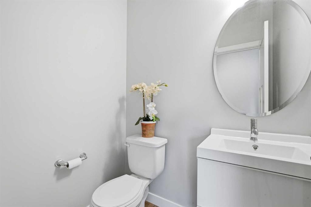 21 Howse Street Ne, Calgary, AB - Indoor Photo Showing Bathroom