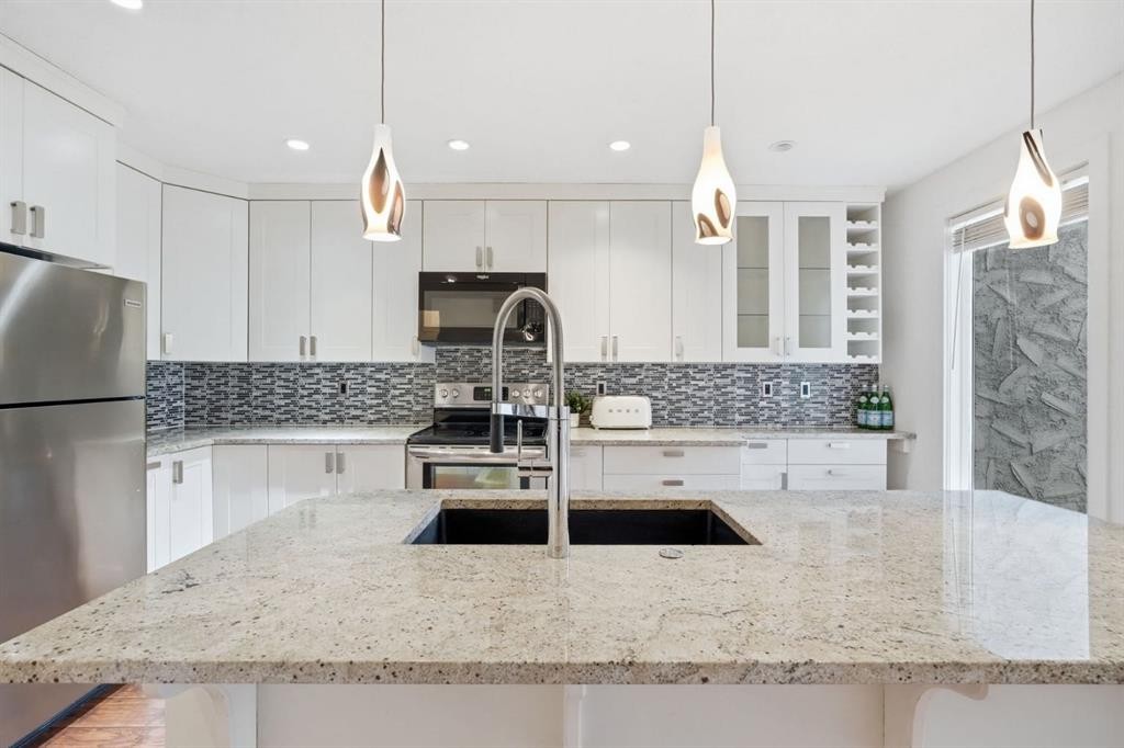 6507 Huntsbay Road Nw, Calgary, AB - Indoor Photo Showing Kitchen With Upgraded Kitchen