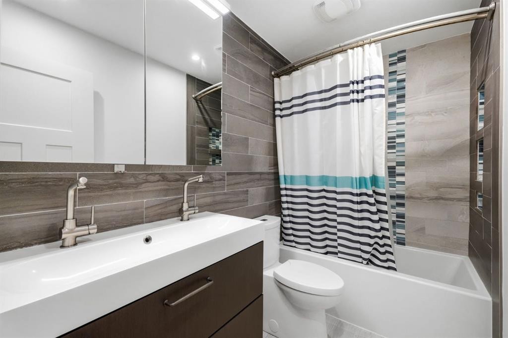 6507 Huntsbay Road Nw, Calgary, AB - Indoor Photo Showing Bathroom
