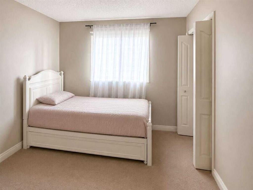 188 Everwillow Park Sw, Calgary, AB - Indoor Photo Showing Bedroom