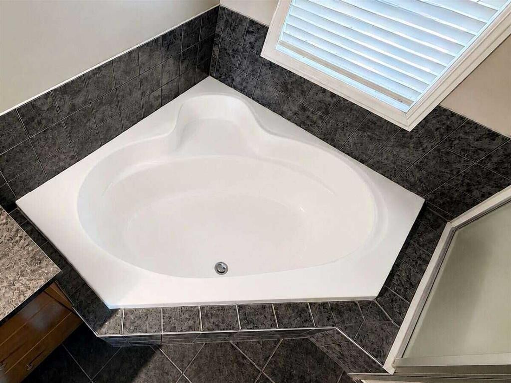 188 Everwillow Park Sw, Calgary, AB - Indoor Photo Showing Bathroom
