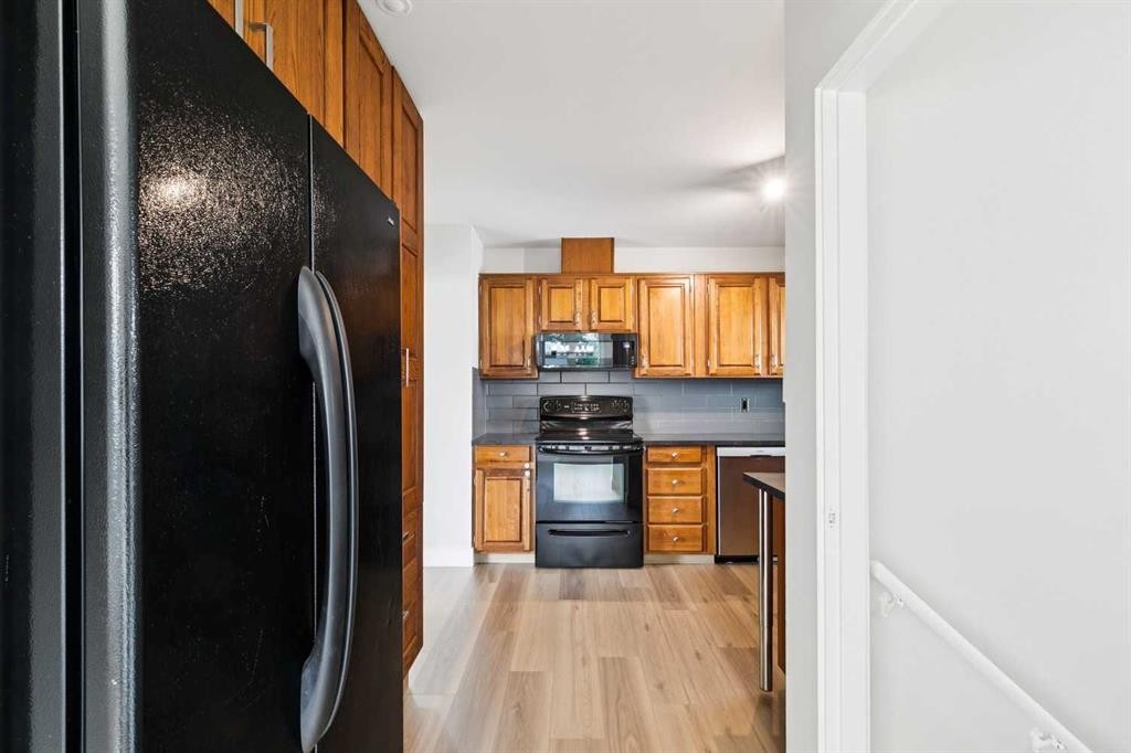 10415 8 Street Sw, Calgary, AB - Indoor Photo Showing Kitchen