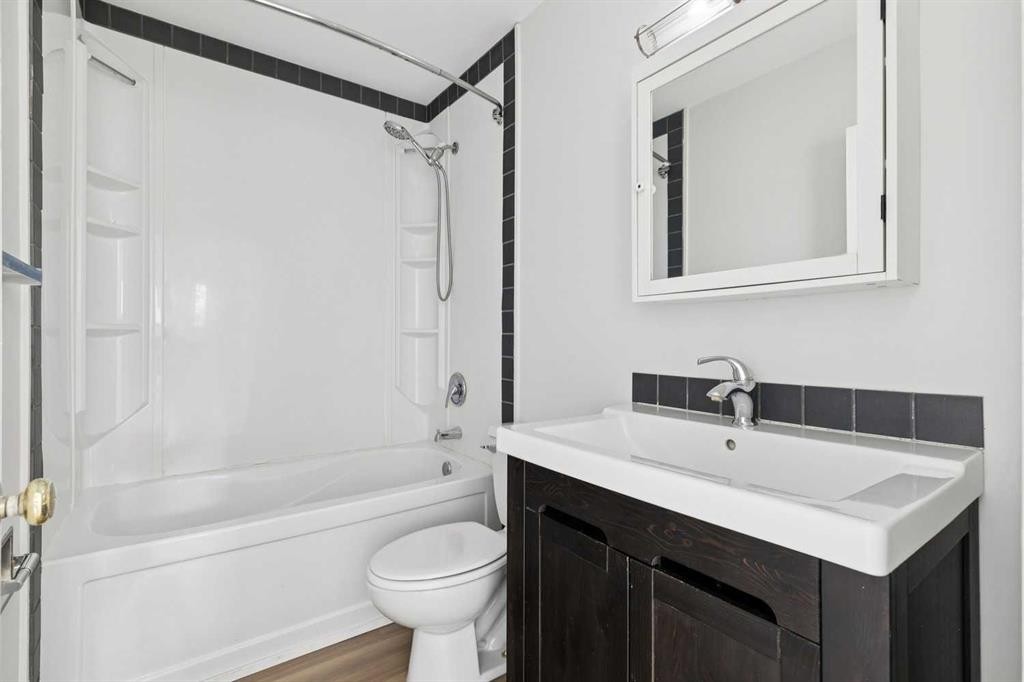 10415 8 Street Sw, Calgary, AB - Indoor Photo Showing Bathroom