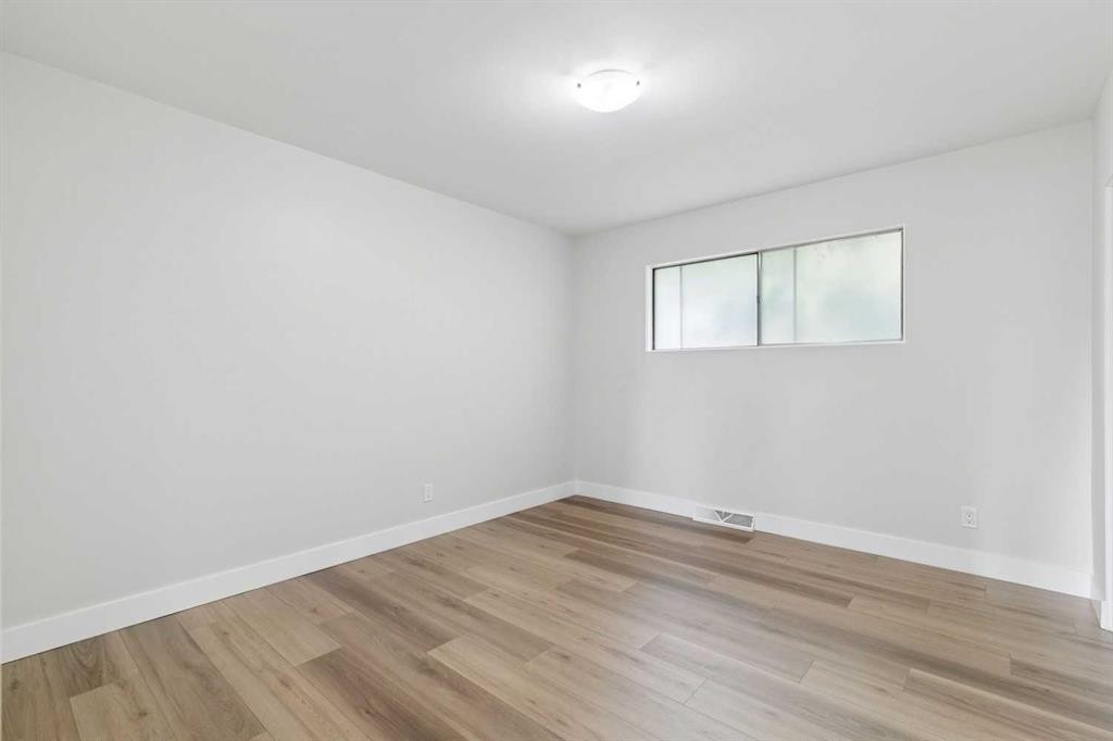 10415 8 Street Sw, Calgary, AB - Indoor Photo Showing Other Room