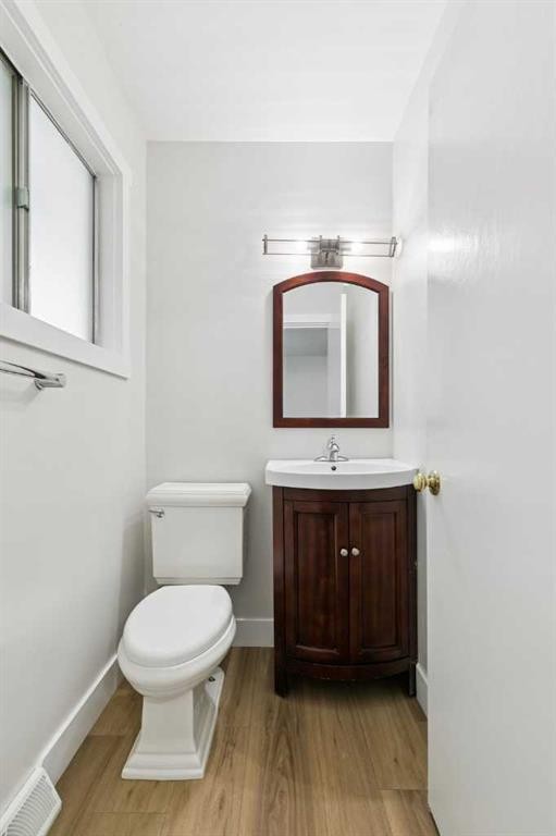 10415 8 Street Sw, Calgary, AB - Indoor Photo Showing Bathroom