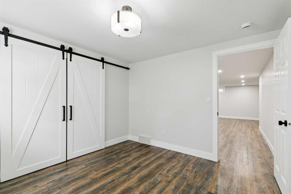 10415 8 Street Sw, Calgary, AB - Indoor Photo Showing Other Room