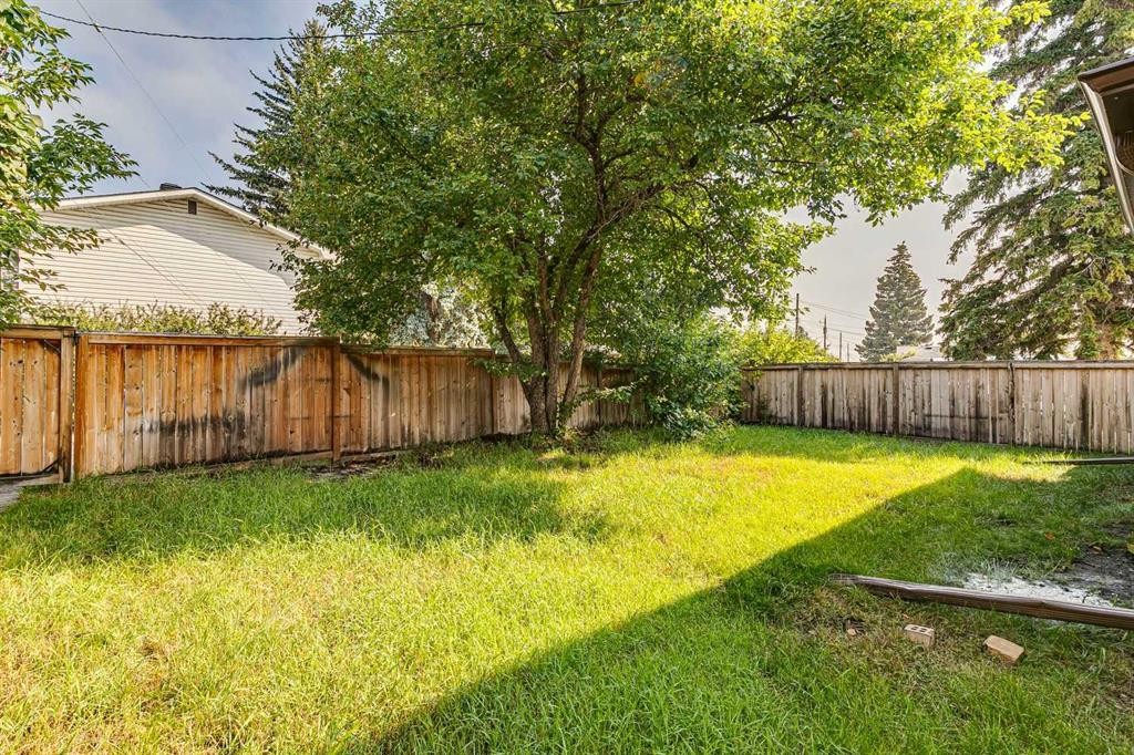 10415 8 Street Sw, Calgary, AB - Outdoor With Backyard