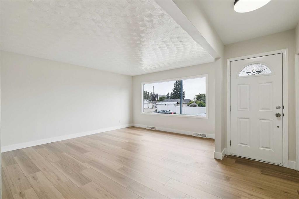 10415 8 Street Sw, Calgary, AB - Indoor Photo Showing Other Room
