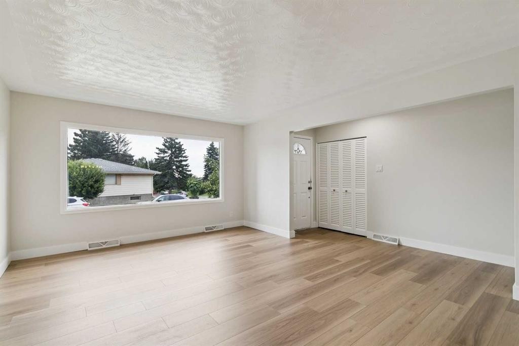 10415 8 Street Sw, Calgary, AB - Indoor Photo Showing Living Room