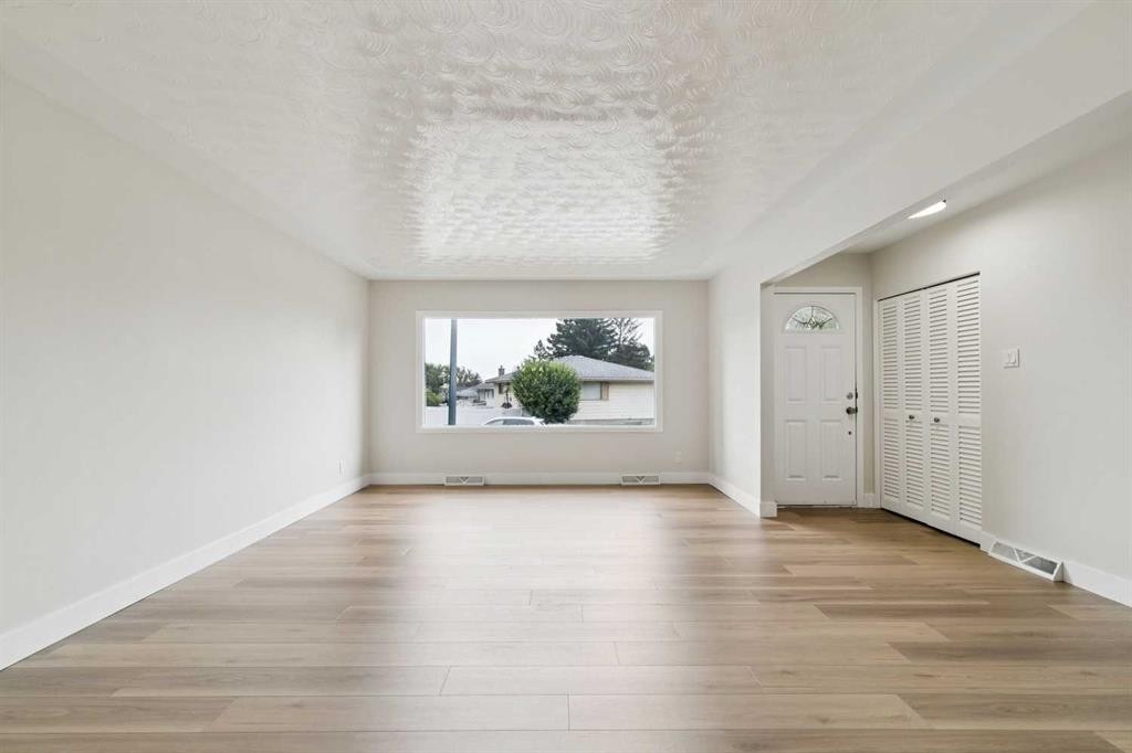 10415 8 Street Sw, Calgary, AB - Indoor Photo Showing Living Room