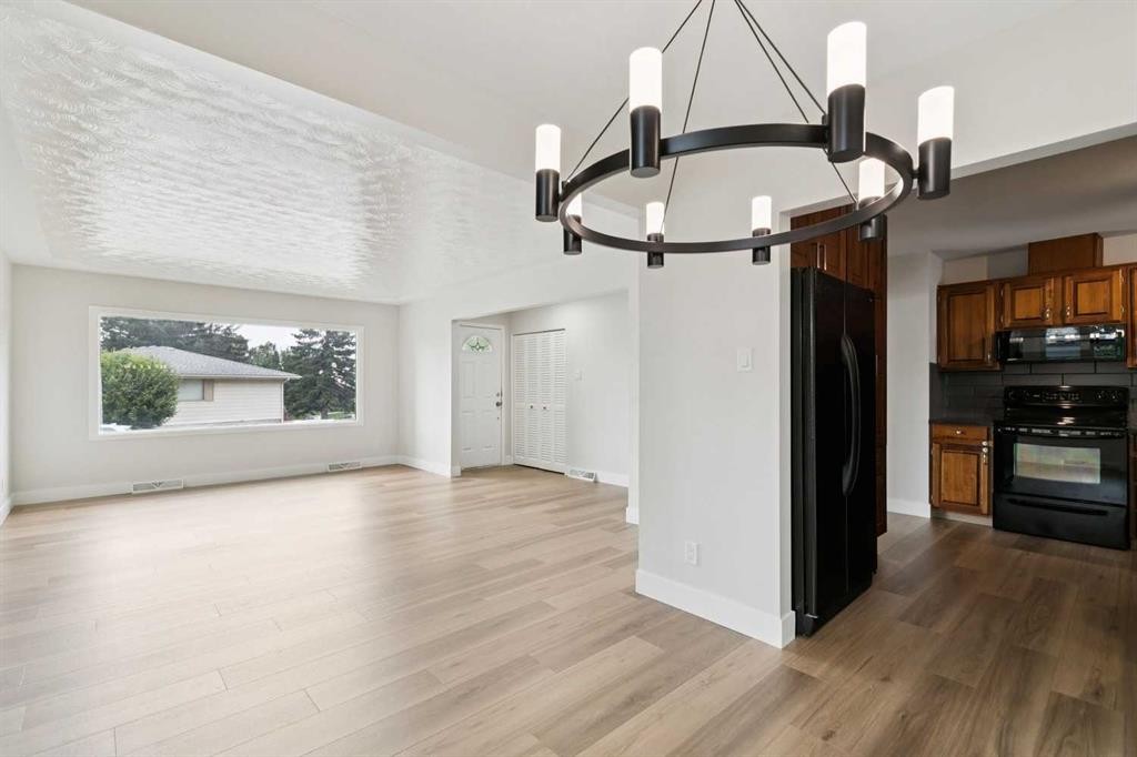 10415 8 Street Sw, Calgary, AB - Indoor Photo Showing Other Room