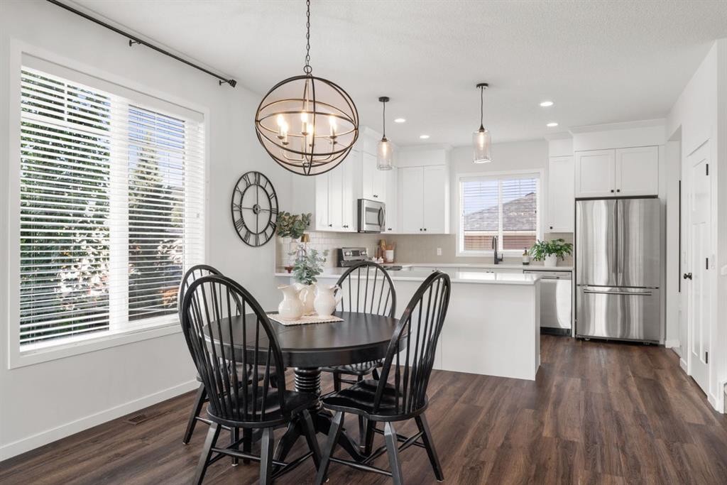 45 Willow Green Way, Cochrane, AB - Indoor Photo Showing Dining Room